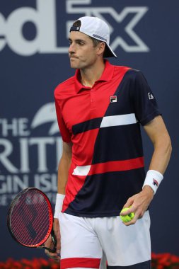 Miami Gardens, Florida-27 Mart, 2019: ABD 'nin profesyonel tenis oyuncusu John Isner, Miami Gardens, Florida 'daki Hard Rock Stadı 'nda 2019 Miami Open 'ta çeyrek final maçında eylem yapıyor