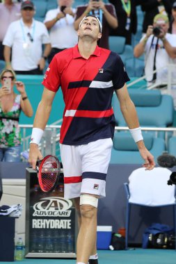 Miami Gardens, Florida-27 Mart 2019: ABD profesyonel tenis oyuncusu John Isner, Miami Gardens, Florida Hard Rock Stadı 'nda 2019 Miami Open onun çeyrek final maçı sonra zafer kutluyor