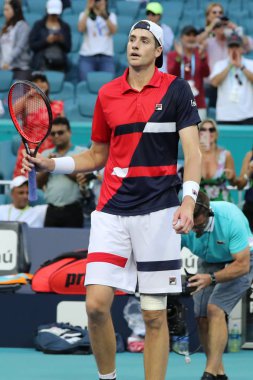 Miami Gardens, Florida-27 Mart 2019: ABD profesyonel tenis oyuncusu John Isner, Miami Gardens, Florida Hard Rock Stadı 'nda 2019 Miami Open onun çeyrek final maçı sonra zafer kutluyor