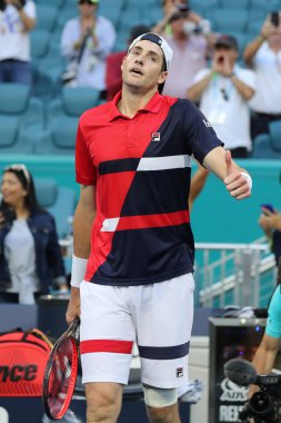 Miami Gardens, Florida-27 Mart 2019: ABD profesyonel tenis oyuncusu John Isner, Miami Gardens, Florida Hard Rock Stadı 'nda 2019 Miami Open onun çeyrek final maçı sonra zafer kutluyor