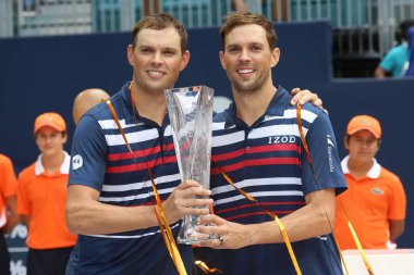 Miami Gardens, Florida-27 Mart 2019:2019 Miami açık Miami Gardens, Florida Hard Rock Stadı 'nda kupa sunumu sırasında ABD Şampiyonlar Mike ve Bob Bryan çiftler