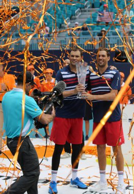 Miami Gardens, Florida-27 Mart 2019:2019 Miami açık Miami Gardens, Florida Hard Rock Stadı 'nda kupa sunumu sırasında ABD Şampiyonlar Mike ve Bob Bryan çiftler