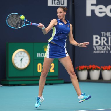 Miami Gardens, Florida-30 Mart 2019: profesyonel tenis oyuncusu Karolina Pliskova Çek Cumhuriyeti onun 2019 Miami açık final maçı sırasında eylem Miami Gardens, Florida Hard Rock Stadı 'nda