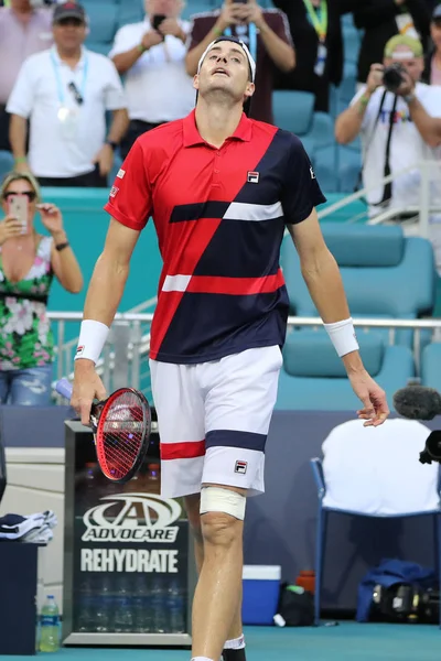 佛罗里达州迈阿密花园 2019年3月27日 美国职业网球运动员约翰 伊斯纳在佛罗里达迈阿密花园硬石体育场举行的2019年迈阿密公开赛四分之一决赛后庆祝胜利 — 图库照片