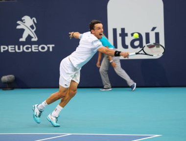 Miami Gardens, Florida - 27 Mart 2019: Profesyonel tenis oyuncusu Roberto Bautista Agut İspanya 2019 onun çeyrek final maç sırasında eylem Miami Miami Gardens Hard Rock Stadyumu'nda açın