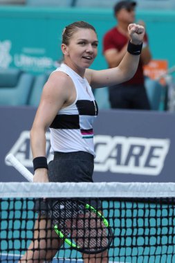 Miami Gardens, Florida-27 Mart 2019: Romanya Grand Slam şampiyonu Simona Halep Miami Gardens Hard Rock Stadı 'nda 2019 Miami Open onun çeyrek final maçı sonra zafer kutluyor