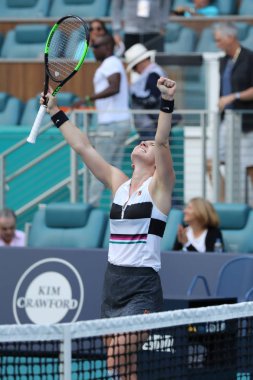 Miami Gardens, Florida-27 Mart 2019: Romanya Grand Slam şampiyonu Simona Halep Miami Gardens Hard Rock Stadı 'nda 2019 Miami Open onun çeyrek final maçı sonra zafer kutluyor