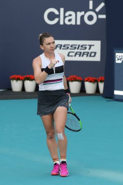 Miami Gardens, Florida-27 Mart 2019: Romanya Grand Slam şampiyonu Simona Halep Miami Gardens Hard Rock Stadı 'nda 2019 Miami Open onun çeyrek final maçı sonra zafer kutluyor