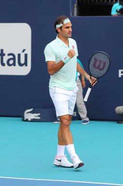 Miami Gardens, Florida-27 Mart 2019: Grand Slam şampiyonu Isviçre Roger Federer, Miami bahçeleri 'nde Hard Rock Stadı 'nda 2019 Miami Open 'ta 16 maçlık turunun ardından zaferi kutluyor