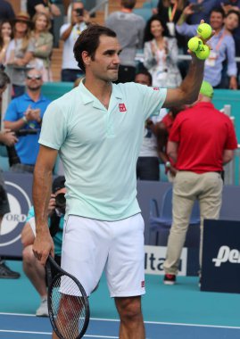 Miami Gardens, Florida-27 Mart 2019: Grand Slam şampiyonu Isviçre Roger Federer, Miami bahçeleri 'nde Hard Rock Stadı 'nda 2019 Miami Open 'ta 16 maçlık turunun ardından zaferi kutluyor