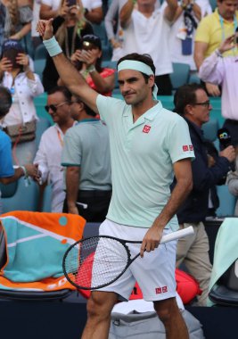 Miami Gardens, Florida-27 Mart 2019: Grand Slam şampiyonu Isviçre Roger Federer, Miami bahçeleri 'nde Hard Rock Stadı 'nda 2019 Miami Open 'ta 16 maçlık turunun ardından zaferi kutluyor