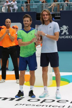 Miami Gardens, Florida-Mart 27, 2019:2019 Miami açık finalistler Wesley Koolhof (Ned) ve Stefanos Tsitsipas (GRC) Miami Gardens, FL Hard Rock Stadı 'nda kupa sunumu sırasında çiftler