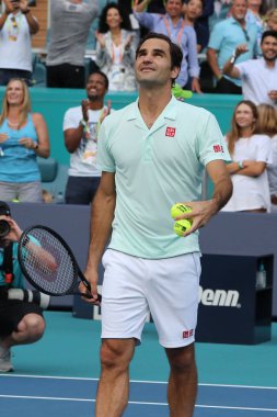 Miami Gardens, Florida-27 Mart 2019: Grand Slam şampiyonu Isviçre Roger Federer, Miami bahçeleri 'nde Hard Rock Stadı 'nda 2019 Miami Open 'ta 16 maçlık turunun ardından zaferi kutluyor