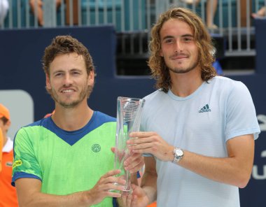 Miami Gardens, Florida-Mart 27, 2019:2019 Miami açık finalistler Wesley Koolhof (Ned) ve Stefanos Tsitsipas (GRC) Miami Gardens, FL Hard Rock Stadı 'nda kupa sunumu sırasında çiftler