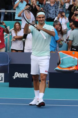 Miami Gardens, Florida-27 Mart 2019: Grand Slam şampiyonu Isviçre Roger Federer, Miami bahçeleri 'nde Hard Rock Stadı 'nda 2019 Miami Open 'ta 16 maçlık turunun ardından zaferi kutluyor