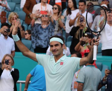 Miami Gardens, Florida-27 Mart 2019: Grand Slam şampiyonu Isviçre Roger Federer, Miami bahçeleri 'nde Hard Rock Stadı 'nda 2019 Miami Open 'ta 16 maçlık turunun ardından zaferi kutluyor