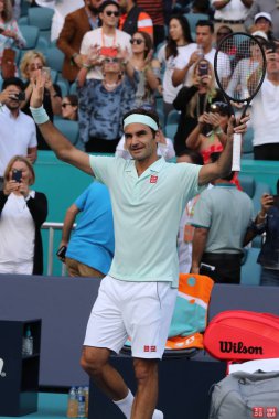 Miami Gardens, Florida-27 Mart 2019: Grand Slam şampiyonu Isviçre Roger Federer, Miami bahçeleri 'nde Hard Rock Stadı 'nda 2019 Miami Open 'ta 16 maçlık turunun ardından zaferi kutluyor