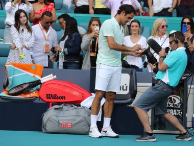Miami Gardens, Florida-27 Mart 2019: Grand Slam şampiyonu Isviçre Roger Federer, Miami bahçeleri 'nde Hard Rock Stadı 'nda 2019 Miami Open 'ta 16 maçlık turunun ardından zaferi kutluyor