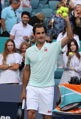 Miami Gardens, Florida-27 Mart 2019: Grand Slam şampiyonu Isviçre Roger Federer, Miami bahçeleri 'nde Hard Rock Stadı 'nda 2019 Miami Open 'ta 16 maçlık turunun ardından zaferi kutluyor