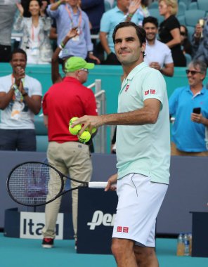 Miami Gardens, Florida-27 Mart 2019: Grand Slam şampiyonu Isviçre Roger Federer, Miami bahçeleri 'nde Hard Rock Stadı 'nda 2019 Miami Open 'ta 16 maçlık turunun ardından zaferi kutluyor