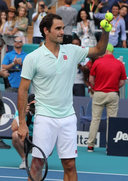 Miami Gardens, Florida-27 Mart 2019: Grand Slam şampiyonu Isviçre Roger Federer, Miami bahçeleri 'nde Hard Rock Stadı 'nda 2019 Miami Open 'ta 16 maçlık turunun ardından zaferi kutluyor