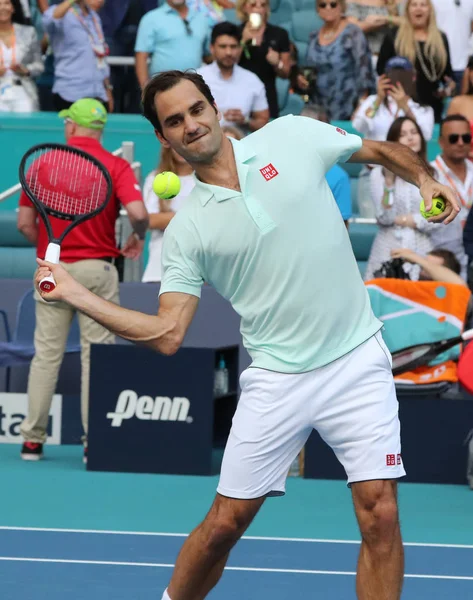 Miami Gardens, Florida-27 Mart 2019: Grand Slam şampiyonu Isviçre Roger Federer, Miami bahçeleri 'nde Hard Rock Stadı 'nda 2019 Miami Open 'ta 16 maçlık turunun ardından zaferi kutluyor