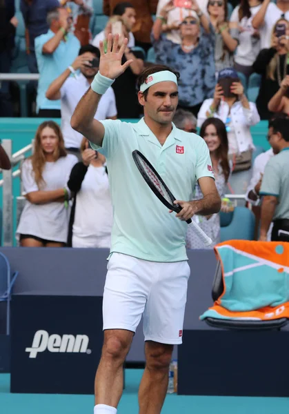 Miami Gardens, Florida-27 Mart 2019: Grand Slam şampiyonu Isviçre Roger Federer, Miami bahçeleri 'nde Hard Rock Stadı 'nda 2019 Miami Open 'ta 16 maçlık turunun ardından zaferi kutluyor