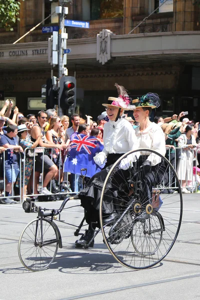 澳大利亚墨尔本 2019年1月26日 维多利亚葡萄酒自行车俱乐部会员参加在墨尔本举行的2019年澳大利亚日游行 — 图库照片