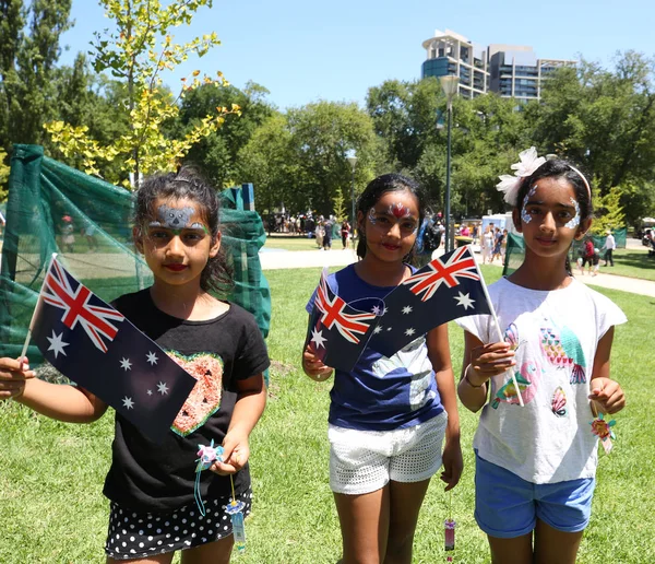 メルボルン オーストラリア 月26 2019 未確認の子供たちはメルボルンのキングスドメインガーデンでオーストラリアの日にオーストラリアを祝います — ストック写真
