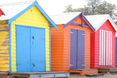 Brighton plajında renkli banyo kutuları, Melbourne, Avustralya