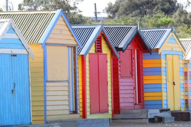 Brighton plajında renkli banyo kutuları, Melbourne, Avustralya