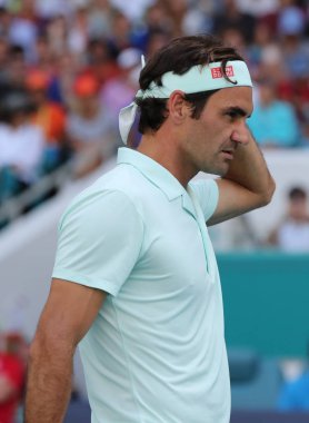 Miami Gardens, Florida - 27 Mart 2019: Grand Slam şampiyonu Roger Federer İsviçre onun turda 2019 açık Miami Miami Gardens, Florida Hard Rock Stadyumu'nda 16 maçın başında