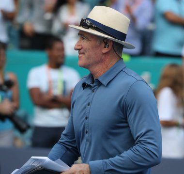 Miami Gardens, Florida-27 Mart, 2019: ESPN analisti Brad Gilbert yorum arasında Roger Federer ve Daniil Medvedev arasında maç boyunca 16 maç içinde 2019 Miami açık Hard Rock Stadyumu 