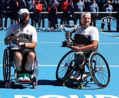 Melbourne, Avustralya-27 Ocak 2019: David Wagner ABD (L) ve Grand Slam şampiyon Dylan Alcott Avustralya açık sonra kupa ile poz 2016 dörtlü tekerlekli sandalye Singles final maç