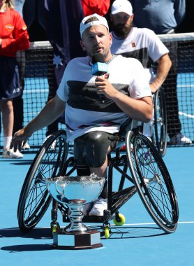 Melbourne, Avustralya-27 Ocak 2019: Grand Slam şampiyon Dylan Alcott Avustralya 'dan sonra kupa sunumu sırasında 2019 Avustralya Açık Dörtlü tekerlekli sandalye Tekli final maçı Rod Laver Arena 'da
