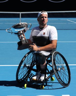 Melbourne, Avustralya-27 Ocak 2019: Grand Slam şampiyon Dylan Alcott Avustralya 'dan sonra kupa sunumu sırasında 2019 Avustralya Açık Dörtlü tekerlekli sandalye Tekli final maçı Rod Laver Arena 'da