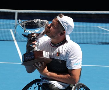 Melbourne, Avustralya-27 Ocak 2019: Grand Slam şampiyon Dylan Alcott Avustralya 'dan sonra kupa sunumu sırasında 2019 Avustralya Açık Dörtlü tekerlekli sandalye Tekli final maçı Rod Laver Arena 'da