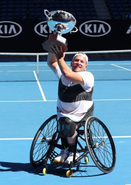 Melbourne, Avustralya-27 Ocak 2019: Grand Slam şampiyon Dylan Alcott Avustralya 'dan sonra kupa sunumu sırasında 2019 Avustralya Açık Dörtlü tekerlekli sandalye Tekli final maçı Rod Laver Arena 'da