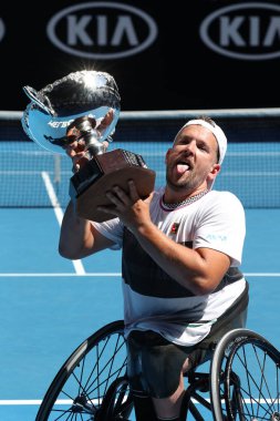 Melbourne, Avustralya-27 Ocak 2019: Grand Slam şampiyon Dylan Alcott Avustralya 'dan sonra kupa sunumu sırasında 2019 Avustralya Açık Dörtlü tekerlekli sandalye Tekli final maçı Rod Laver Arena 'da