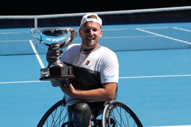 Melbourne, Avustralya-27 Ocak 2019: Grand Slam şampiyon Dylan Alcott Avustralya 'dan sonra kupa sunumu sırasında 2019 Avustralya Açık Dörtlü tekerlekli sandalye Tekli final maçı Rod Laver Arena 'da