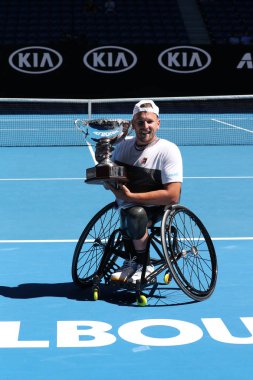Melbourne, Avustralya-27 Ocak 2019: Grand Slam şampiyon Dylan Alcott Avustralya 'dan sonra kupa sunumu sırasında 2019 Avustralya Açık Dörtlü tekerlekli sandalye Tekli final maçı Rod Laver Arena 'da