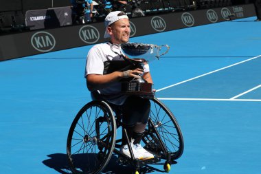 Melbourne, Avustralya-27 Ocak 2019: Grand Slam şampiyon Dylan Alcott Avustralya 'dan sonra kupa sunumu sırasında 2019 Avustralya Açık Dörtlü tekerlekli sandalye Tekli final maçı Rod Laver Arena 'da