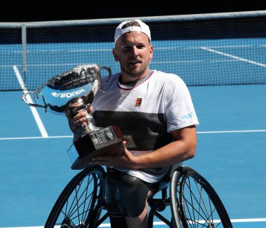 Melbourne, Avustralya-27 Ocak 2019: Grand Slam şampiyon Dylan Alcott Avustralya 'dan sonra kupa sunumu sırasında 2019 Avustralya Açık Dörtlü tekerlekli sandalye Tekli final maçı Rod Laver Arena 'da