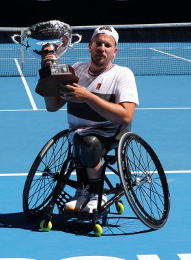 Melbourne, Avustralya-27 Ocak 2019: Grand Slam şampiyon Dylan Alcott Avustralya 'dan sonra kupa sunumu sırasında 2019 Avustralya Açık Dörtlü tekerlekli sandalye Tekli final maçı Rod Laver Arena 'da