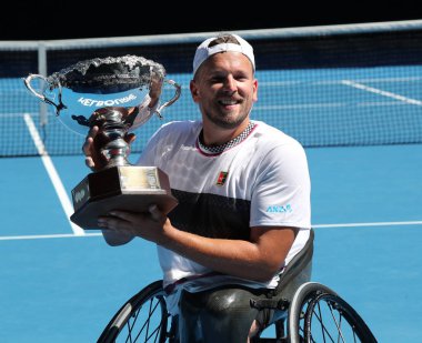 Melbourne, Avustralya-27 Ocak 2019: Grand Slam şampiyon Dylan Alcott Avustralya 'dan sonra kupa sunumu sırasında 2019 Avustralya Açık Dörtlü tekerlekli sandalye Tekli final maçı Rod Laver Arena 'da