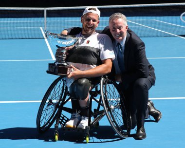 Melbourne, Avustralya-27 Ocak 2019: Grand Slam şampiyon Dylan Alcott Avustralya 'da turnuva yönetmeni Craig tiley ile kupa sunumu sırasında 2019 Avustralya Açık Dörtlü tekerlekli sandalye Tekli final maçı Rod Laver Arena 'da
