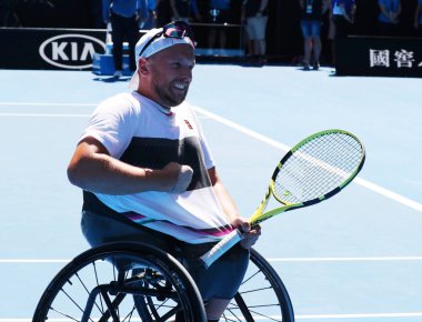 Melbourne, Avustralya-27 Ocak 2019: Grand Slam şampiyonu Avustralya 'dan Dylan Alcott, onun 2019 Avustralya Açık Dörtlü tekerlekli sandalye Singles Rod Laver Arena 'da final maçında sonra zaferini kutluyor