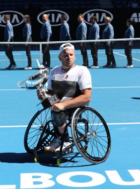 Melbourne, Avustralya-27 Ocak 2019: Grand Slam şampiyon Dylan Alcott Avustralya 'dan sonra kupa sunumu sırasında 2019 Avustralya Açık Dörtlü tekerlekli sandalye Tekli final maçı Rod Laver Arena 'da