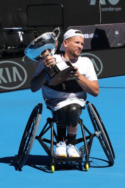 Melbourne, Avustralya-27 Ocak 2019: Grand Slam şampiyon Dylan Alcott Avustralya 'dan sonra kupa sunumu sırasında 2019 Avustralya Açık Dörtlü tekerlekli sandalye Tekli final maçı Rod Laver Arena 'da