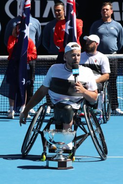 Melbourne, Avustralya-27 Ocak 2019: Grand Slam şampiyon Dylan Alcott Avustralya 'dan sonra kupa sunumu sırasında 2019 Avustralya Açık Dörtlü tekerlekli sandalye Tekli final maçı Rod Laver Arena 'da